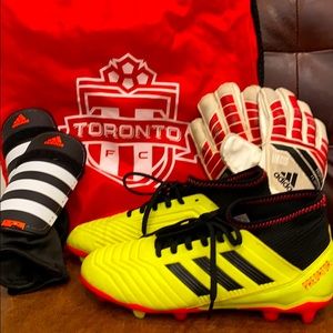 ⚽️Soccer Pack! Adidas Cleats/Goalie Gloves & Pads